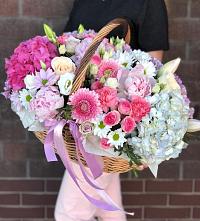 Композиция солнечный день в Охе Цветочная композиция из Розы, Хризантемы, Пионы и Лизиантусы в корзине в Охе
