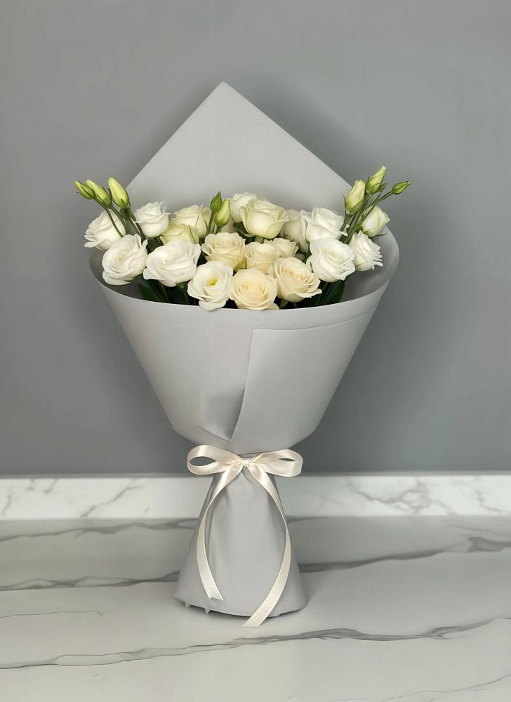 Букет цветов из: Розы и Лизиантусы в Охе