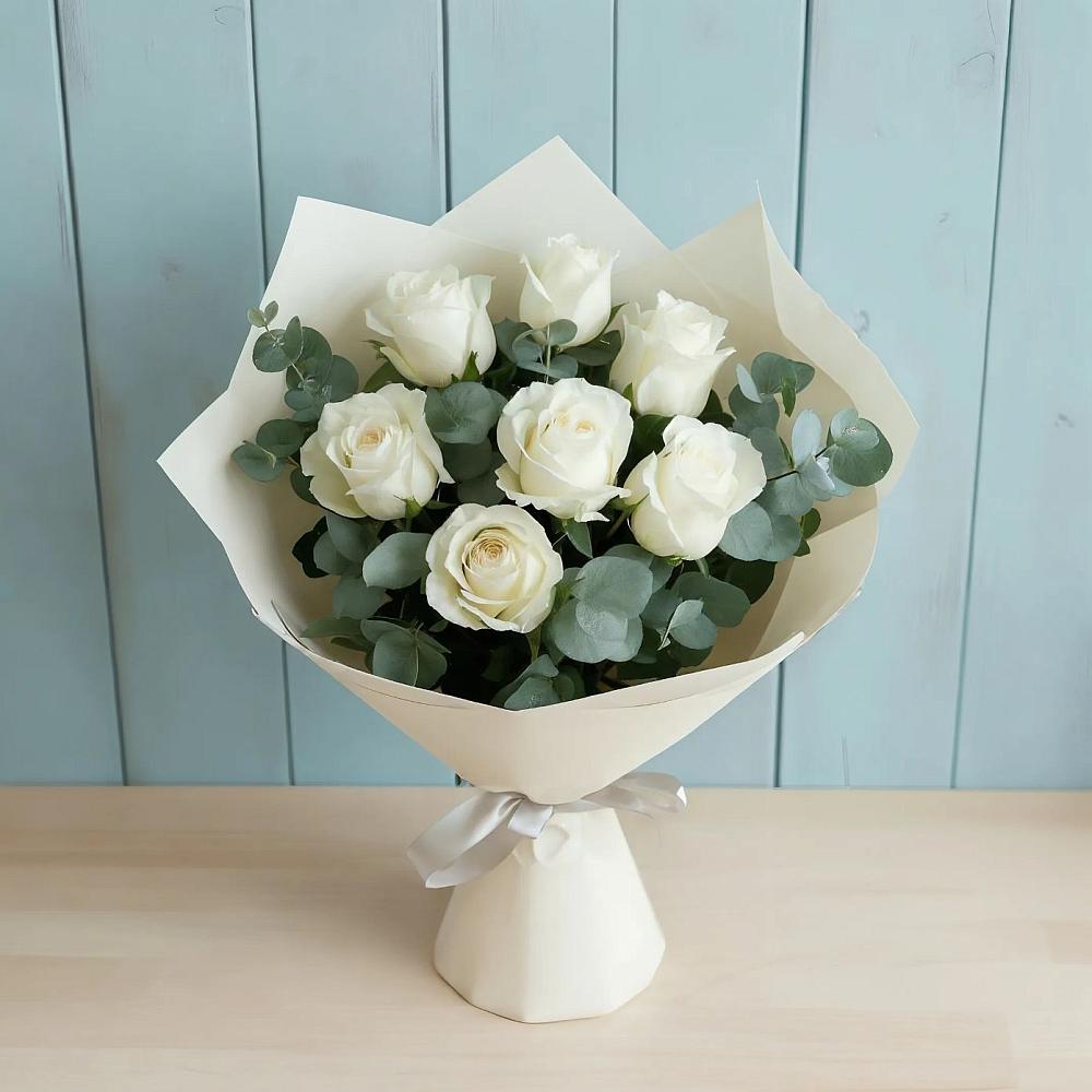 Букет Белые розы в Эвкалипте в Охе