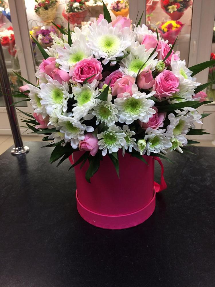 Цветочная композиция из Розы и Хризантемы в шляпной коробке в Охе